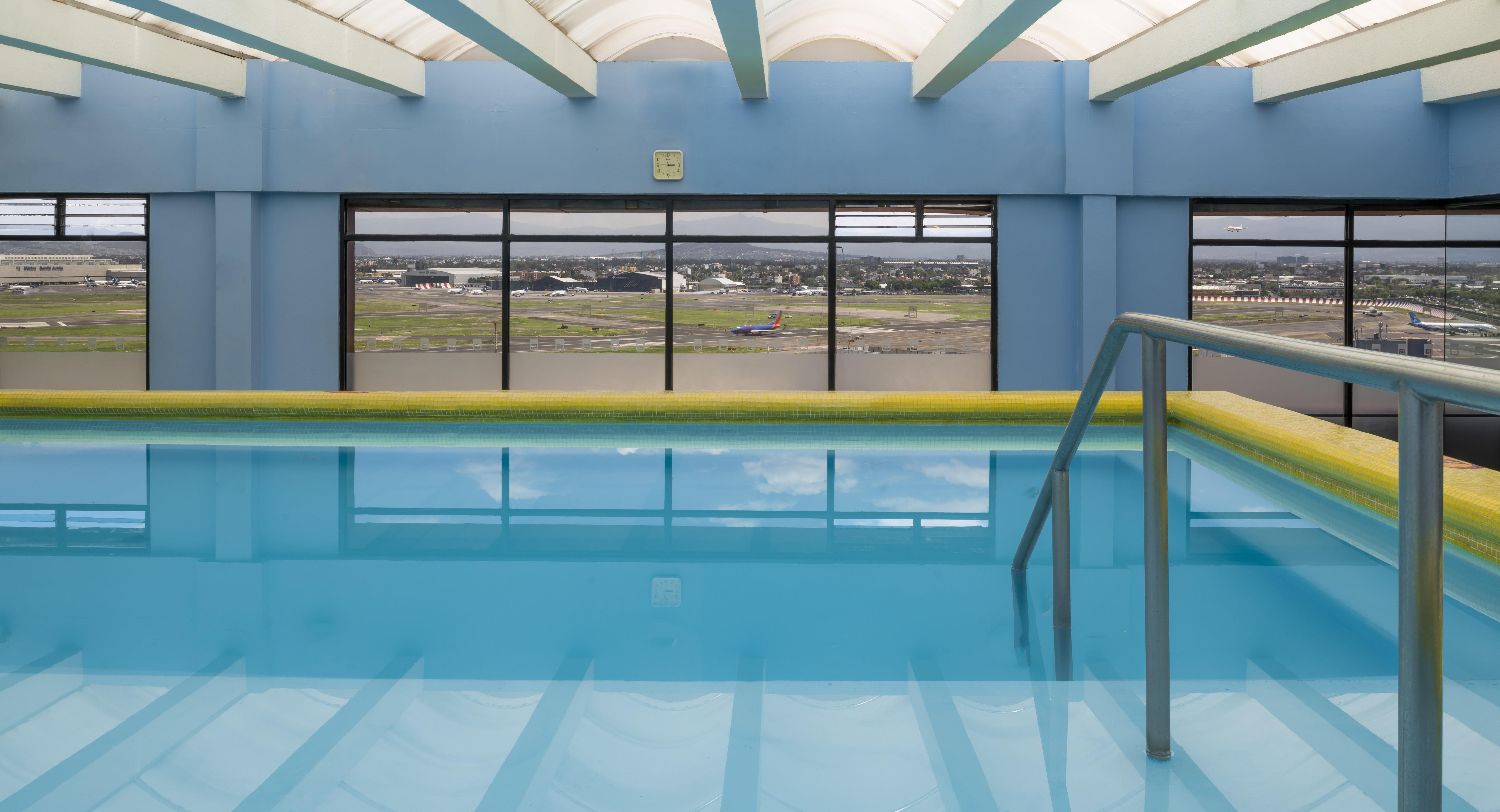 Camino Real Aeropuerto Hotell Mexico by Eksteriør bilde The swimming pool at the airport